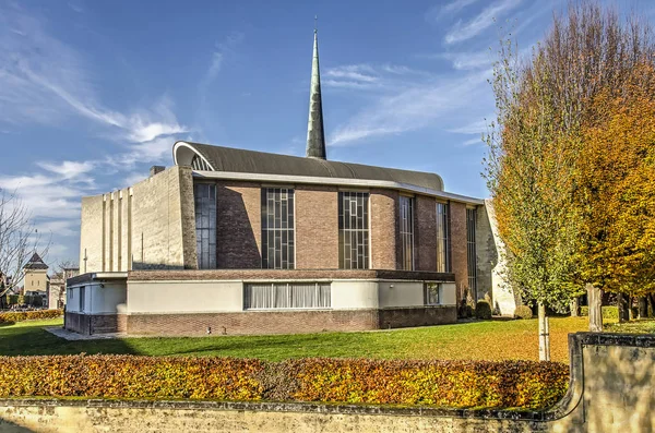 荷兰瓦尔肯堡 2018年11月18日 由建筑师西奥 布斯滕设计并于1961年启用的用砖头和玛尔石建造的现代教堂建筑 — 图库照片