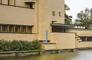 Hilversum, Hollanda, 20 Eylül 2018: belediye tarafından Güney cephe detay mimar incelemelerinden Dudok (1931) ile bina ana giriş