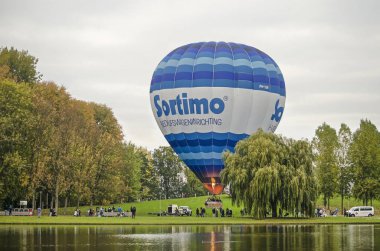 Rotterdam, Hollanda, 21 Ekim 2018: sıcak hava balonu onun an Zuiderpark bir su birikintisi yakın bir çim alandan kalkış
