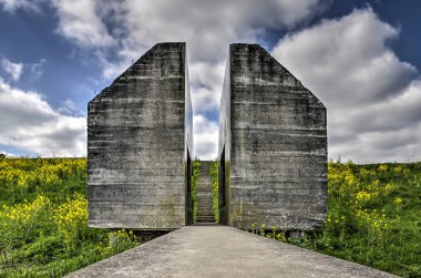 Culemborg, Hollanda, 8 Nisan 2018: sawed bunker 599, anıt Hollandalı su hattı su baskını/taşkın sisteminin yerleştirilir bir dike çim ve kolza tohumu ile eğimi