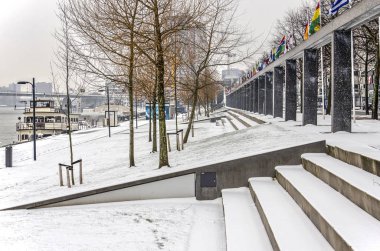 Rotterdam, Hollanda, 3 Mart 2018: görünümü ot çimler ve soğuk kış gününde karla kaplı Boompjes mesire Arnavut kaldırımı iskele
