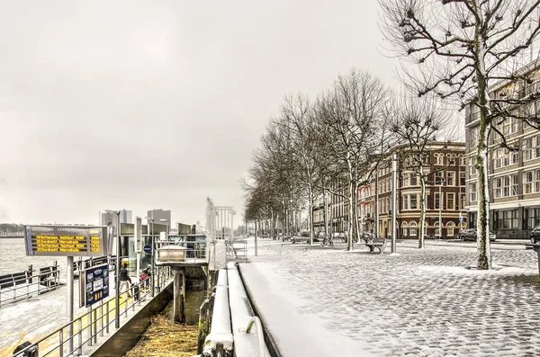 荷兰鹿特丹 2017年12月11日 在一个寒冷的冬日 尼乌韦马阿斯河旁的威伦斯卡德码头和水上巴士站覆盖着一层薄薄的雪 — 图库照片