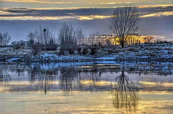 Bäume Büsche Ein Navigationszeichen Und Schneebedeckte Flussufer Spiegeln Sich Ruhigen — Stockfoto