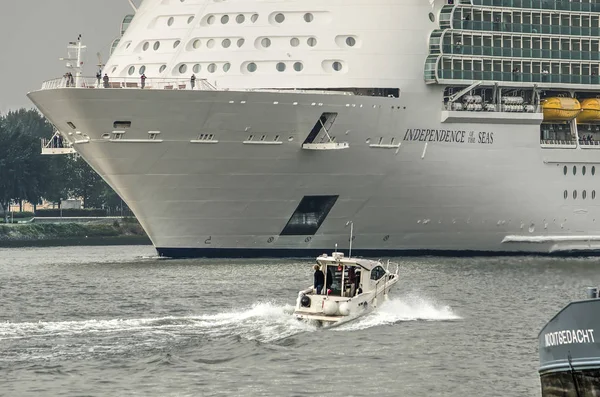 Rotterdam Países Bajos Agosto 2018 Crucero Indepence Seas Pasa Una — Foto de Stock