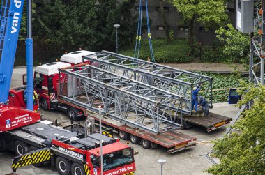Rotterdam, Hollanda, 27 Ağustos 2018: kule vinç iki dikey bölümleri ta şehir merkezinde inşa varmak sitesi