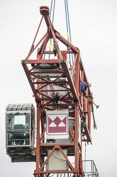 Rotterdam Netherlands August 2018 Two Construction Workers Hammering Part Place — Stock Photo, Image