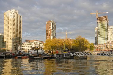 Rotterdam, Hollanda, 9 Kasım 2018: tarihi mavna, Leuvehaven Müzesi Limanında birçok modern konut kule içinde belgili tanımlık geçmiş ile