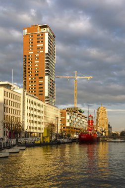 Rotterdam, Hollanda, 9 Kasım 2018: eski hafif gemi, şimdi bir restoranda bir konut Kulesi de dahil olmak üzere savaş sonrası binalar tarafından çevrili eski Wijnhaven Limanı Havzası