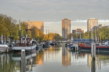 Rotterdam, Hollanda, 9 Kasım 2018: üç modern konut kuleleri içinde eski Haringvliet yansıtan bir akşamı Güz tarihi mavna ile dolu Havzası, liman