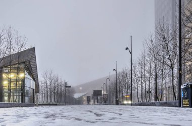 Rotterdam, Hollanda, 16 Aralık 2018: kar ince ve kısa süreli tabakası bir soğuk Merkez Tren Garı önünde Kruisplein kare Pazar sabahı kapsar.