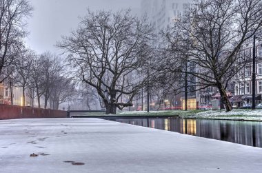 Rotterdam, Hollanda, 16 Aralık 2018: ince ve kısa süreli tabakası kar Westersingel kanal, eski ve yeni binalar ve arka planda eski ağaçları ile iskele üzerinde