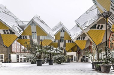 Rotterdam, Hollanda, 3 Mart 2018: küp evler ve aralarında kamusal alan kar ince bir tabaka ile soğuk kış gününde kaplıdır