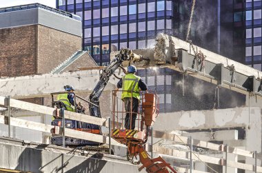 Rotterdam, Hollanda, 26 Eylül 2018: iki inşaat işçileri ile bir yıkım sitesinde Pnömatik matkap Lijnbaan üzerinde bina Forum için