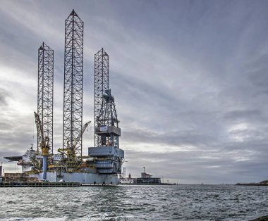 IJmuiden, Hollanda, 22 Aralık 2018: harbour, denize doğru Northsea Kanal genelinde bir manzaralı, büyük offshore platformu demirleyen