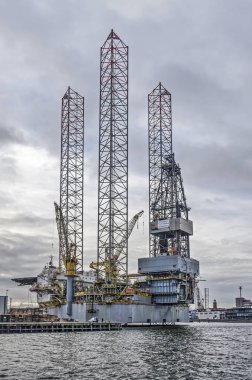 IJmuiden, Hollanda, 22 Aralık 2018: sondaj platformu ile limanda palamarla üç uzun boylu makasları