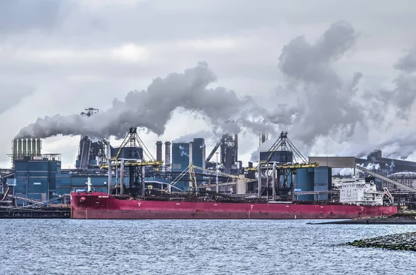 Ijmuiden Ολλανδία Δεκεμβρίου 2018 Κάπνισμα Καμινάδες Και Ένα Κόκκινο Χύδην — Φωτογραφία Αρχείου