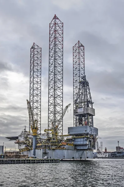 IJmuiden, Hollanda, 22 Aralık 2018: sondaj platformu ile limanda palamarla üç uzun boylu makasları