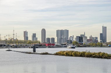 Rotterdam, Hollanda, 6 Kasım 2018: görüntülemek nehirden Brienenoord ada şehir ve manzarası doğru