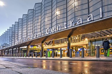 Rotterdam, Hollanda, 5 Aralık 2018: arka giriş ve yeni tren istasyonuna cephe ıslak asfalt alacakaranlıkta yağmurlu bir gün yansıtmak