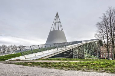 Delft, Hollanda, 27 Aralık, 2018:view Güney cephe, çatı ve koni şeklindeki kule Teknoloji Üniversitesi Kütüphanesi yeşil