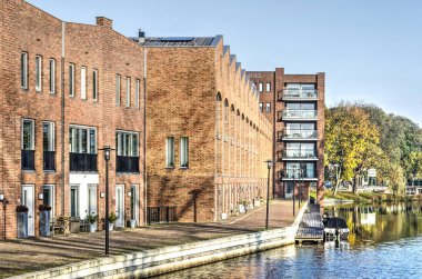 Woerden, Hollanda, 7 Kasım 2018: son zamanlarda inşa tuğla apartmanlarda bir iskele ve kanal bakan eski şehir merkezine yakın:
