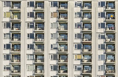 Rotterdam, Hollanda, 25 Eylül 2018: tekrarlayan beton ve tuğla facadewith windows ve bir 1960'lı yıllarda konut Heemraadssingel kanalda binanın balkon
