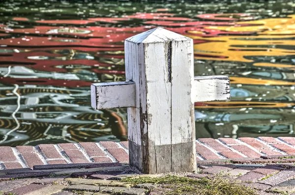 Bollard Amarração Forma Cruz Madeira Branca Cais Monnickendam Holanda Com — Fotografia de Stock