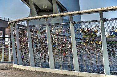 Rotterdam, Hollanda, 31 Ağustos 2016: Bağlanma Wilhelmina Pier ve Katendrecht, Rijnhaven, aşk kilitleri eklemek için polular bir köprüdür