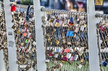 Rotterdam, Hollanda, 3 Ağustos 2018: renkli kilitleri close-up çiftler ilişkileri sembolize için sevgi dolu bir köprü korkuluk çelik kafes için ekli