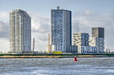 Spijkenisse, Hollanda, 14 Ocak 2019: oude Maas nehri boyunca yeni sahil gelişimine doğru görünüm, kısmen hala yapım aşamasında