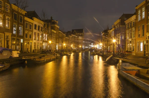 Leiden Hollanda Ocak 2019 Gece Görünümü Eski Ren Nehri Kanalı — Stok fotoğraf