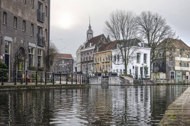 Schiedam, Hollanda, 27 Aralık 2018: nehrin Schie yeni savak ve corn exchange (Korenbeurs doğru tarihi merkezinde iskele üzerinden görüntülemek) 