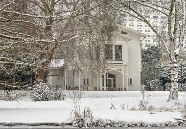 Rotterdam, 22 Ocak 2019: kış sahne ile eski teknik direktörü chouse, şimdi bir kafe, The Park ve arka plan beyaz cephe Erasmus Tıp Merkezi