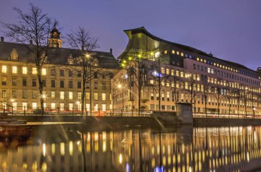 Rotterdam, Hollanda, 11 Ocak 2019: belediye ve polis teşkilatı Delftsevaart kanalı'nın sakin suda mavi sabah saat içinde yansıtmak