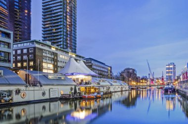 Rotterdam, Hollanda, 9 Ocak 2019: görünüm Wijnhaven Limanı kayan bir otel ve highrise Konut binaları ile sabah mavi saat