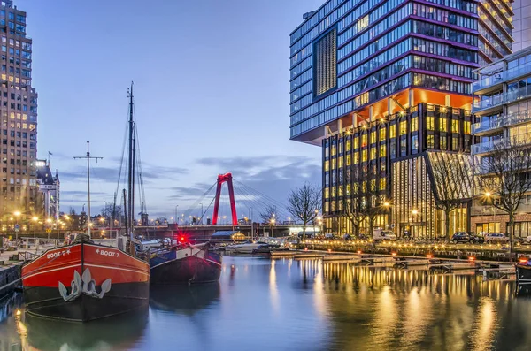 荷兰鹿特丹 2019年1月9日 Wiilems 桥塔架 一艘红色驳船和红苹果住宅楼在早晨蓝色时刻看到 Wijnhaven 带有红色口音 — 图库照片