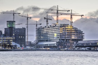 Rotterdam, Hollanda, 14 Ocak 2019: görünüm Fenixlofts, üstünde tepe-in tarihi depolar bina konut inşaat alanına doğru Nieuwe Maas nehri