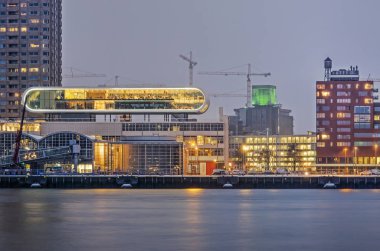 Rotterdam, Hollanda, 18 Ocak 2019: karışımı modern ve tarihi binaları, karlı bir iskele, İnşaat vinçleri, bir watertower ve Katendrecht grainsilo