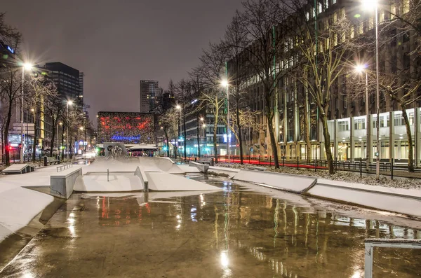 Rotterdam Nederland Februari 2019 Kantoorgebouwen Straatverlichting Overdenkt Het Natte Beton — Stockfoto