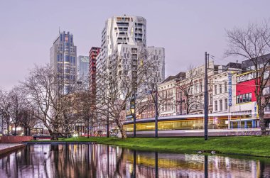 Rotterdam, Hollanda, 3 Ocak 2019: Calypso, Bina Mauritsweg, café De Unie ve geçen tramvay Westersingel kanalda gece karanlığında yansıtacak üzerinde 19 yüzyıl evler