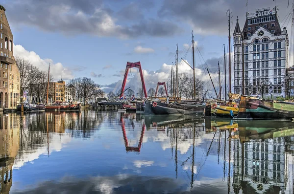 Rotterdam Nizozemsko Února 2019 Červené Stožárů Willems Most Historické Mrakodrap — Stock fotografie