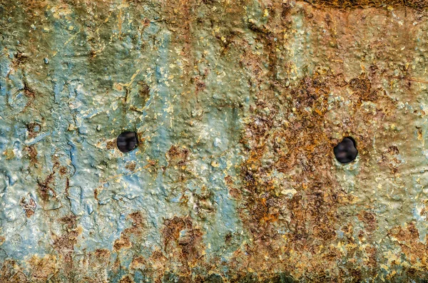 Detail Eines Schiffsrumpfes Mit Zwei Kleinen Löchern Und Braunen Rostflecken — Stockfoto