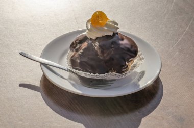 Bossche Bol gelen şehir, Den içinde ve üstte, krem şanti ile çikolata kaplı Bosch, Hollanda, denilen geleneksel bir pasta parlayan güneş mandarin bir parçası tamamlandı