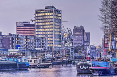 Rotterdam, Hollanda, 13 Şubat 2019: şehir merkezinin modern ofisler ve apartmanlar doğru Leuvehaven Limanı boyunca karanlığı görmek