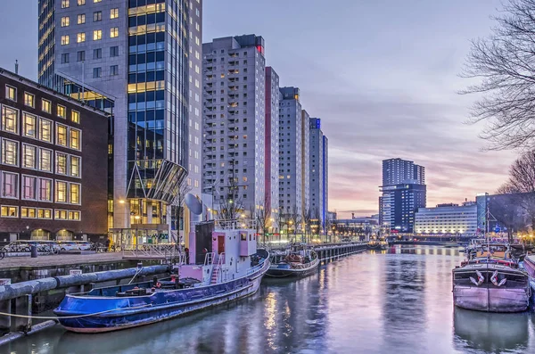 Rotterdam, Hollanda, 13 Şubat 2019: tarihi mavna ve çeşitli çağların modern mimarisi ile gece batında scheepmakershaven Limanı görünümü