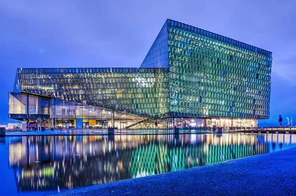 Reykjavik Islandia Lutego 2019 Sala Koncertowa Harpa Podświetlaną Fasadą Odbijającą — Zdjęcie stockowe