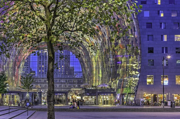 Rotterdam Holandia Września 2016 Widok Przez Kolorowe Wnętrze Markthal Budynek — Zdjęcie stockowe