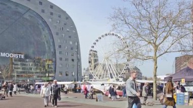 Rotterdam, Hollanda, 9 Nisan 2019: arka planda Markthal ve Blaak tren istasyonu ile Blaak yolu üzerindeki trafiği gösteren daha fazla hızlanmış klip