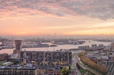 Rotterdam, Hollanda, Kasım 12, 2019: Nieuwe Maas nehri üzerinde muhteşem günbatımı gökyüzü, liman ve Lloydkwartier ve Delfshaven mahalleleri