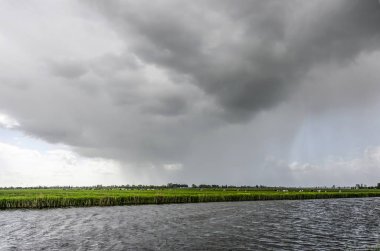 Yağmur duş ilkbaharda rüzgarlı bir günde Hollanda'da Alblasserwaard polder genelinde hareket